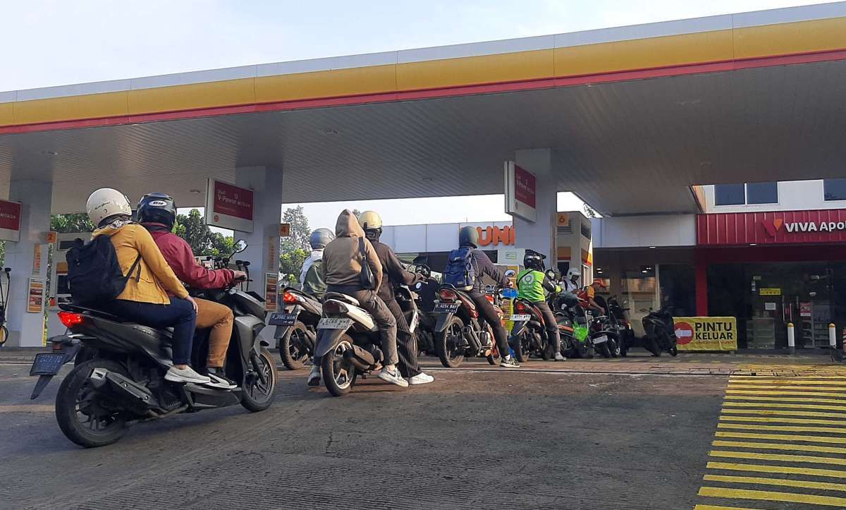 Meski Harga BBM di SPBU Swasta Naik, Antrean Pembeli Tak Surut
