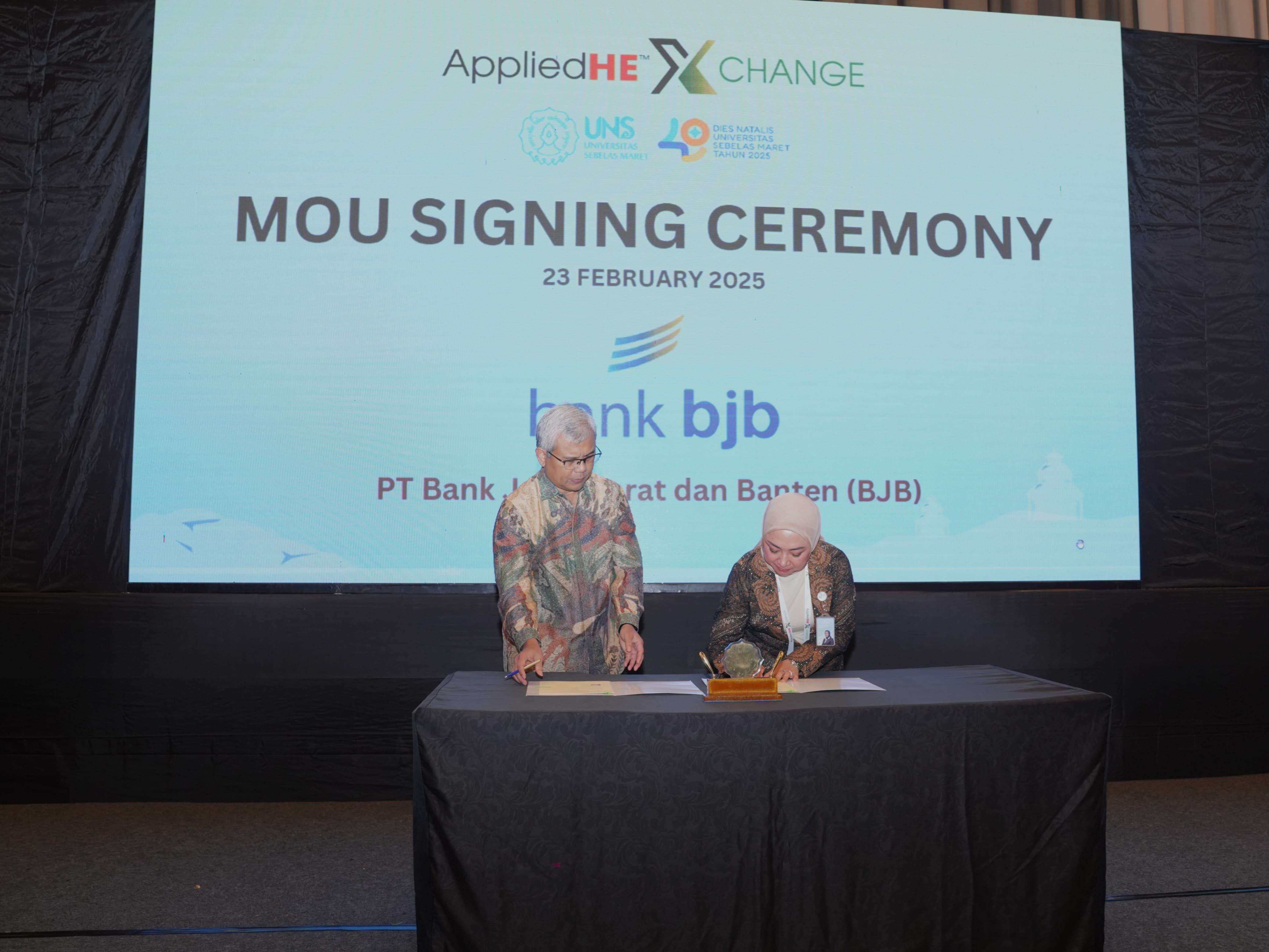 Kontan. bank bjb menegaskan komitmennya dalam mendukung sektor pendidikan tinggi di Indonesia melalu