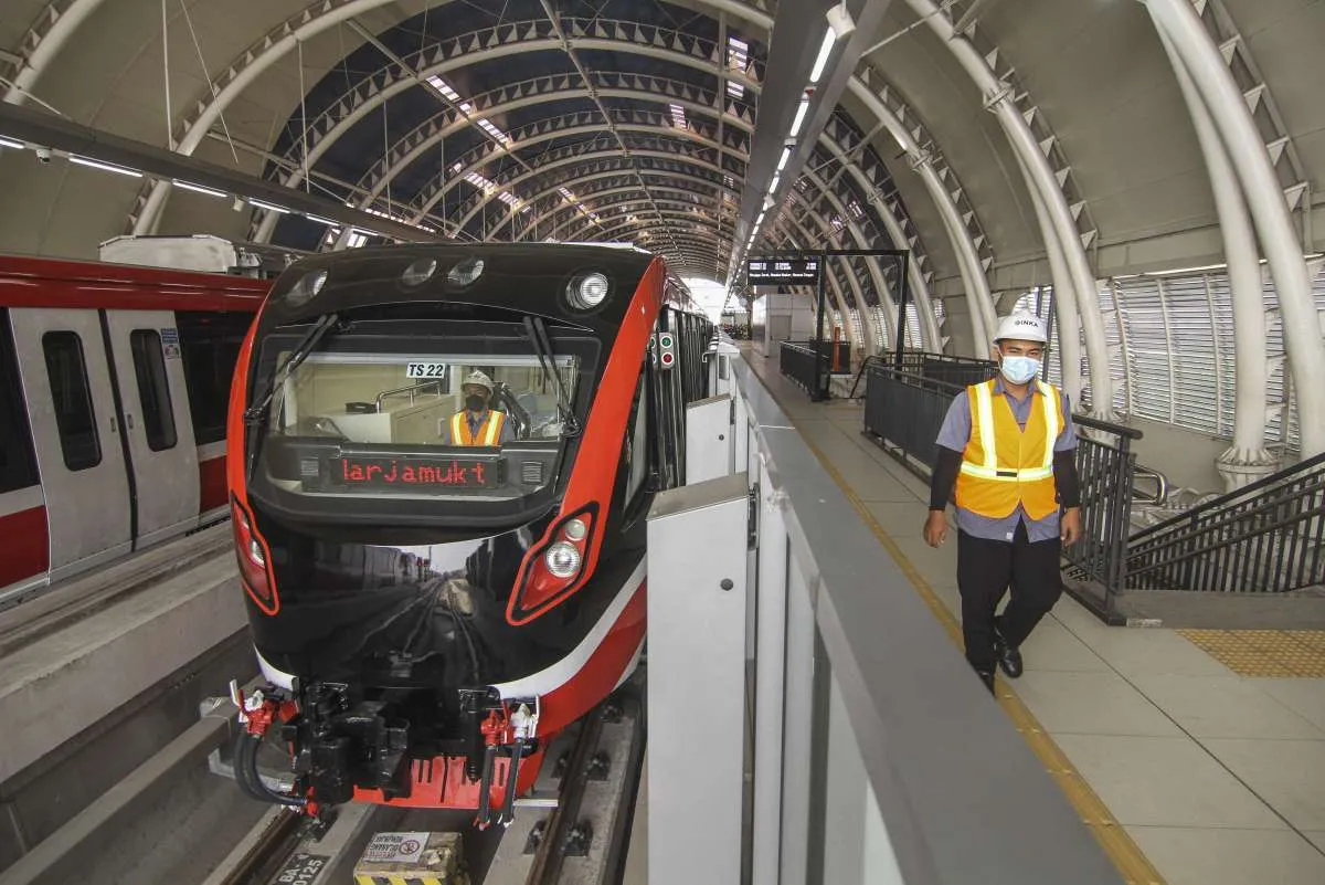 Erick Thohir targetkan proyek kereta cepat dan LRT Jabodebek rampung akhir 2021