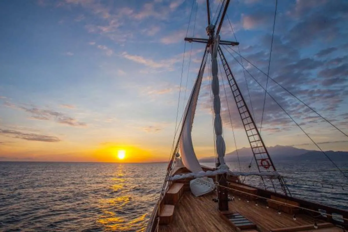 Berlayar dengan Kapal Phinisi Menikmati Desitinasi Wisata di Labuan Bajo  