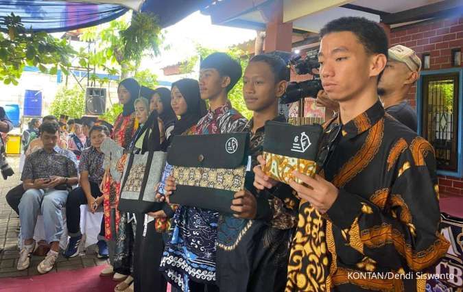 Anak Disabilitas Pekalongan Ini Bikin Produk Batik dari Botol Bekas