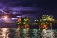 Inflasi dan Stok Berlebih Membuat Harga Minyak Jeblok