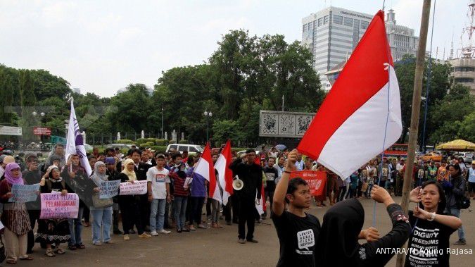 Upacara setengah tiang di depan Istana Negara