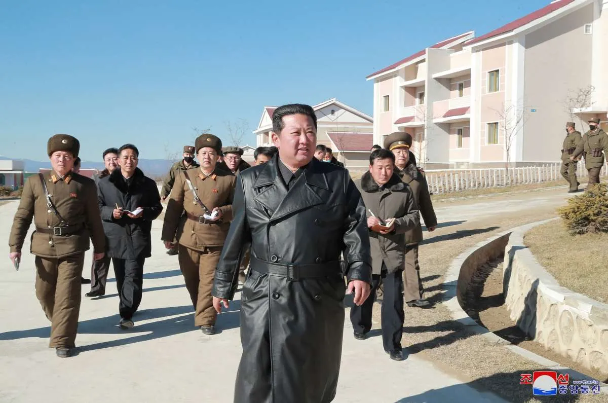 Kim Jong Un Memuji Kemajuan Militer korea Utara dalam Memproduksi Senjata