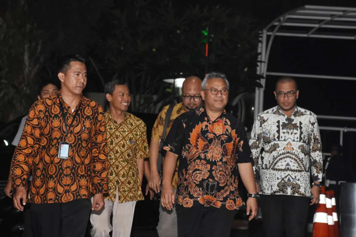 Menyusul Ketua KPU, Komisioner KPU Pramono Ubaid terkonfirmasi positif corona