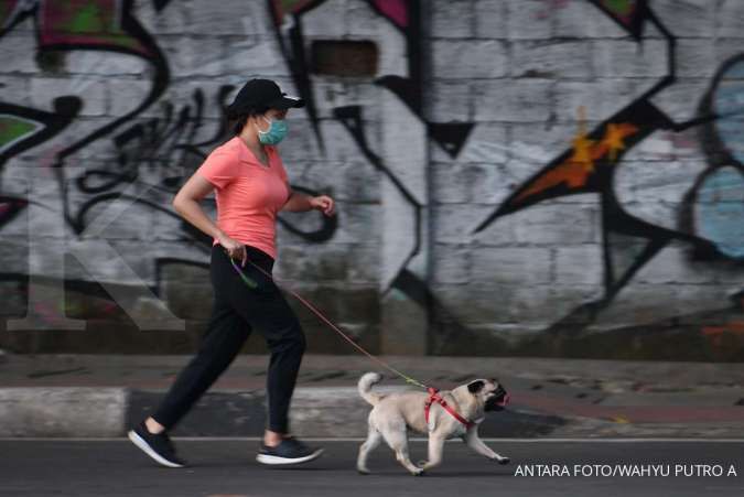 Ilustrasi berolahraga bersama anjing menjadi salah satu cara menjaga imun tubuh