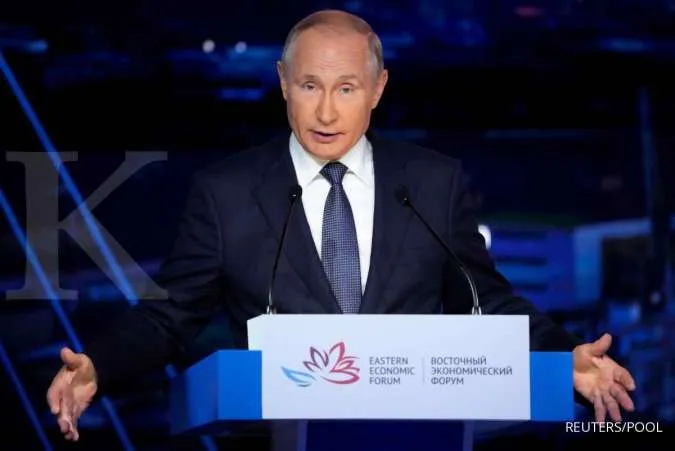 Moody's Puts Russia on Junk Rating Warning, Fitch Slashes Ukraine