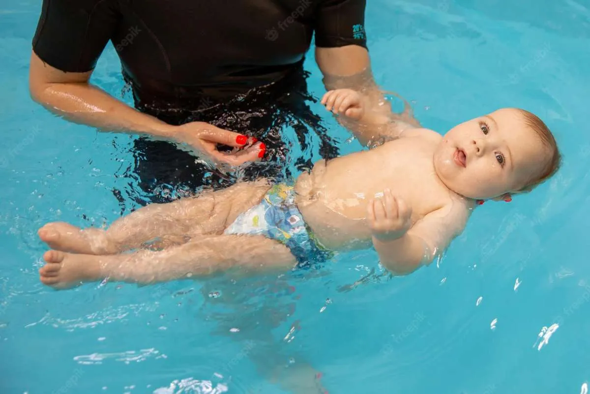 Tidak Hanya Orang Dewasa, Ini 9 Manfaat Berenang Buat Kesehatan Bayi
