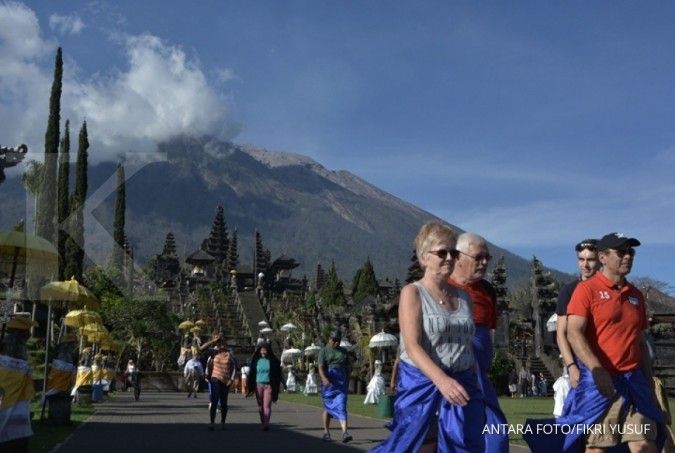 Mount Agung erupts, residents warned to steer clear of danger zone