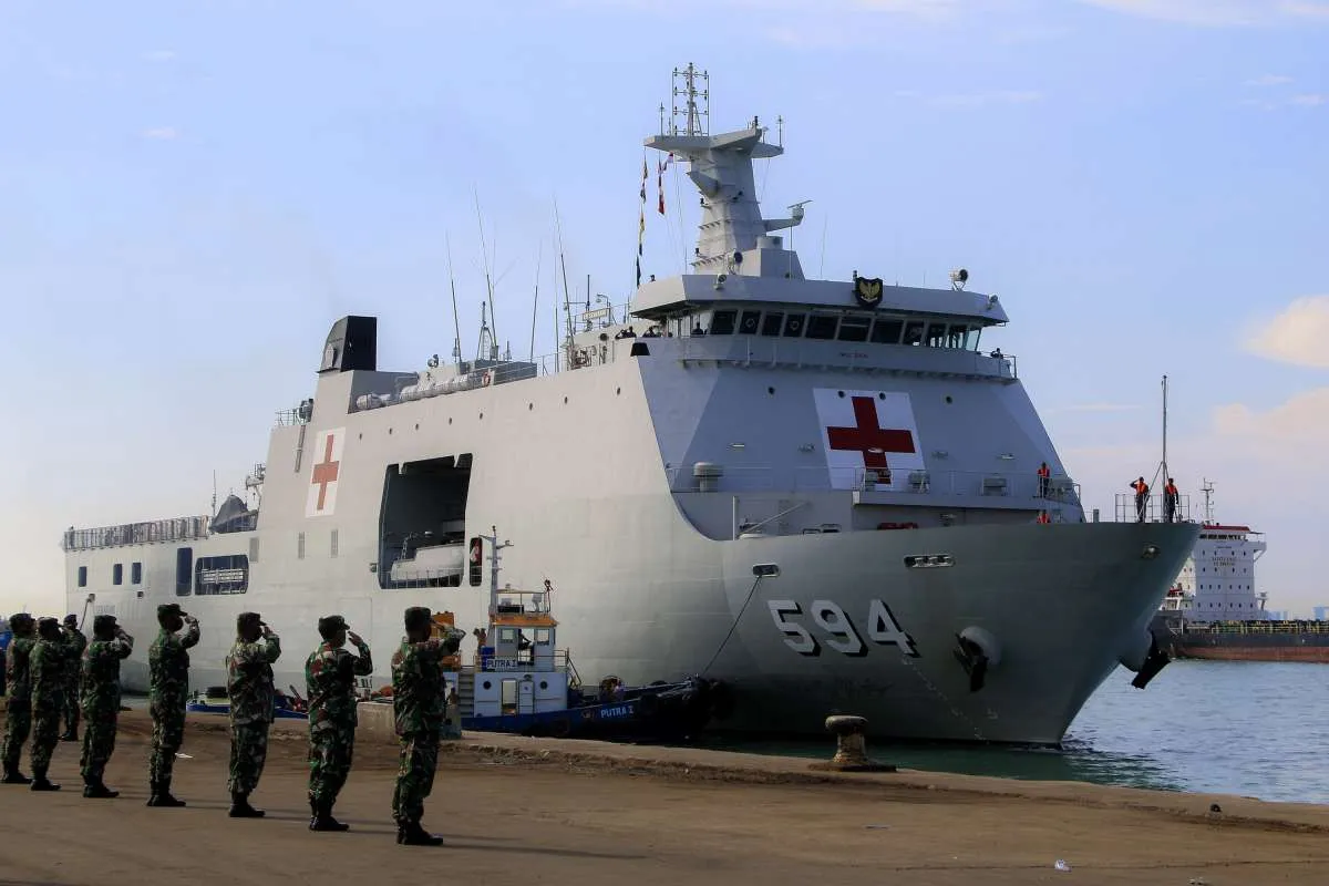 Dukung BNPB, TNI AL kerahkan enam kapal perang membantu evakuasi banjir bandang NTT