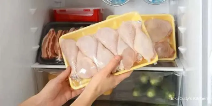 Cara Aman Menyimpan Ayam dalam Kulkas Selama Bulan Puasa
