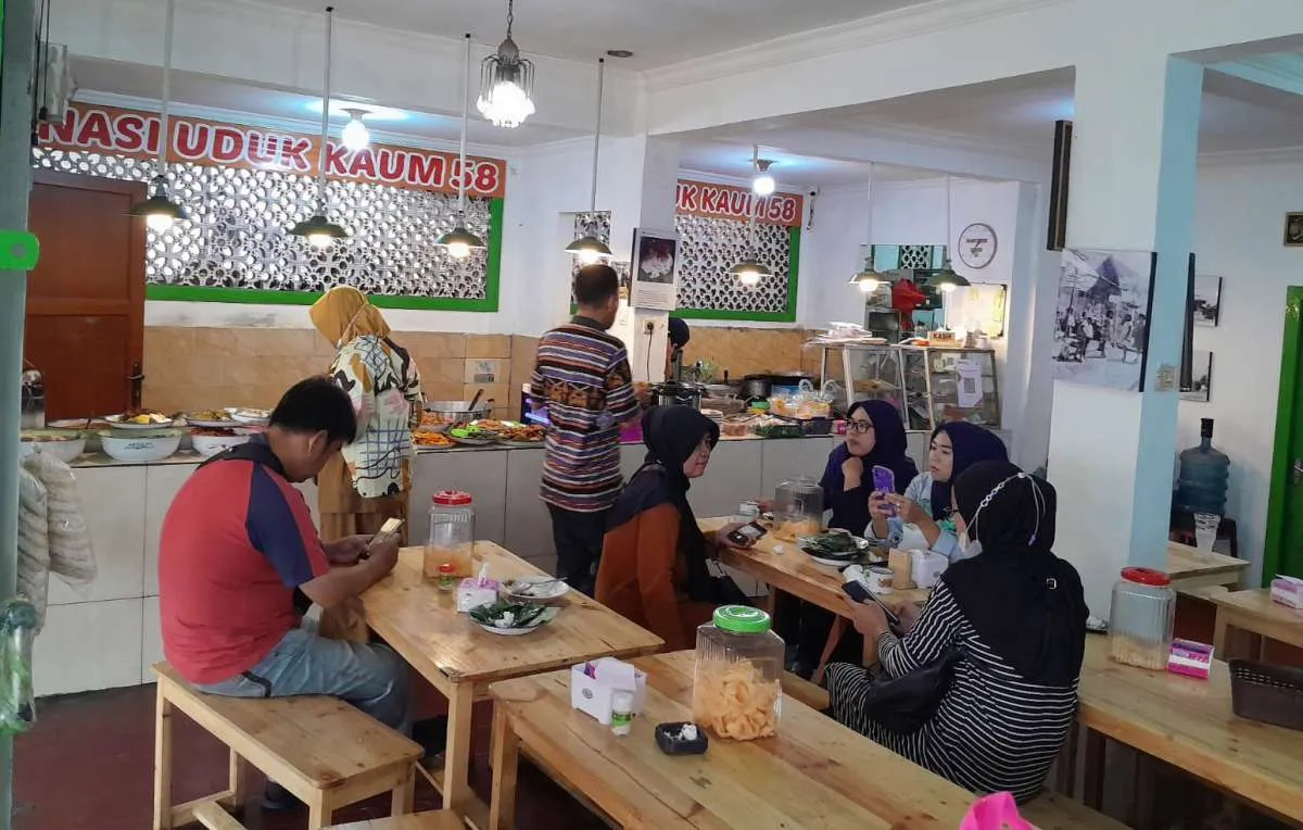 Mencicip Wangi Gurih Nasi Uduk Kaum 58