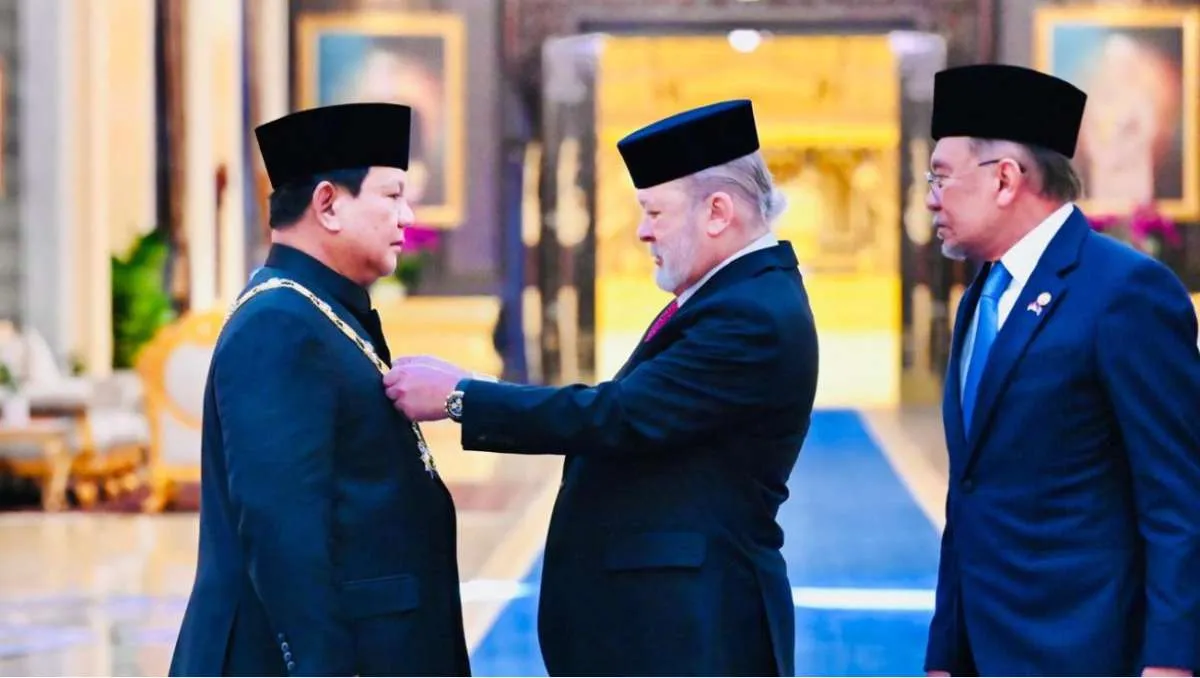 Presiden Prabowo Dianugerahi Tanda Kehormatan Darjah Kerabat Johor di Malaysia