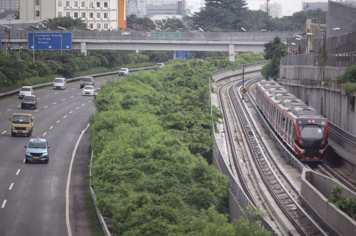 LRT Jabodebek menggenjot penggunaan transportasi umum
