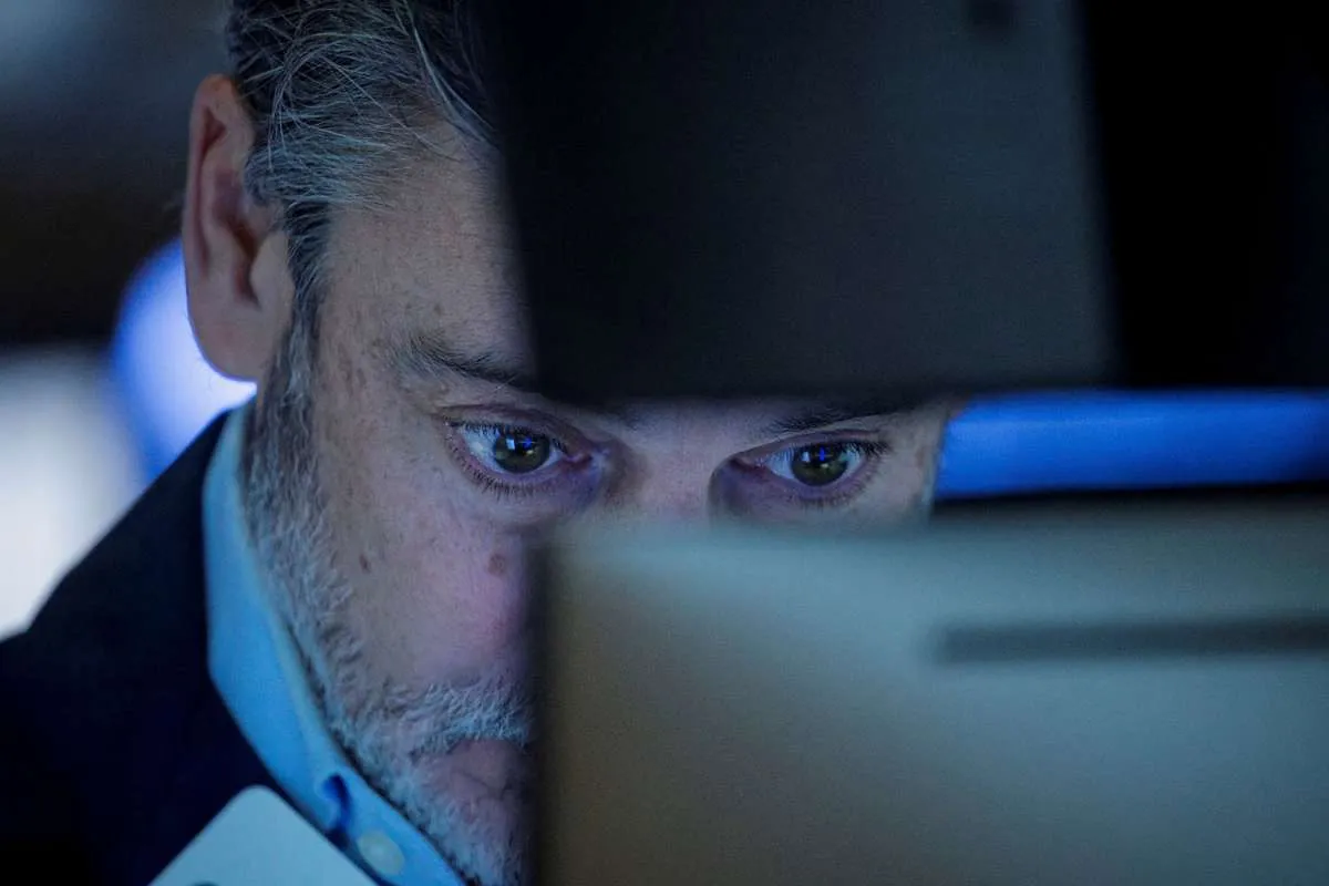 Wall Street berubah menjadi merah saat Omicron mencapai AS, Dow jatuh 460 poin