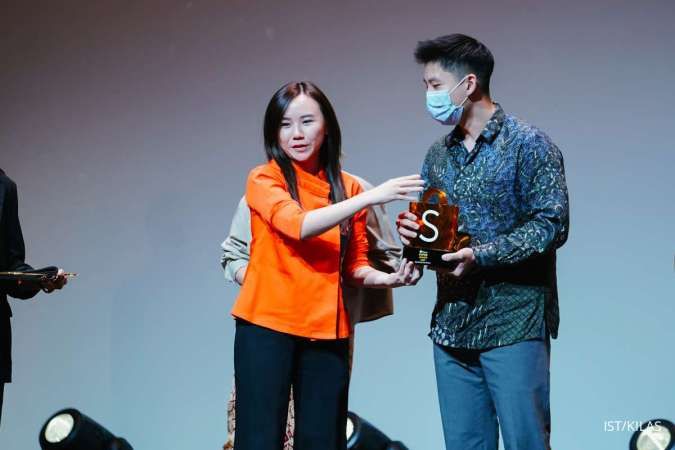 Christin Djuarto, Direktur Eksekutif Shopee Indonesia Memberikan Penghargaan Kategori Super Growing UMKM kepada Given Susanto, Pemilik Azella Collections di Shopee