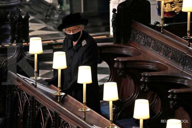 Berpakaian hitam, Ratu Elizabeth duduk sendiri saat pemakaman Pangeran Philip