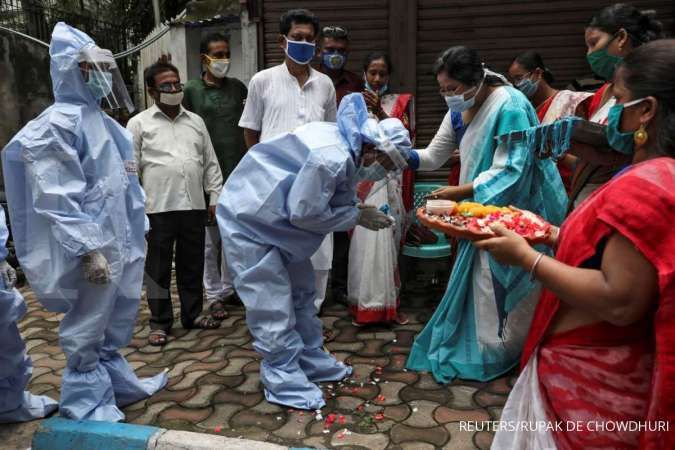 India surges past 2 million coronavirus cases, angry health workers launch a strike