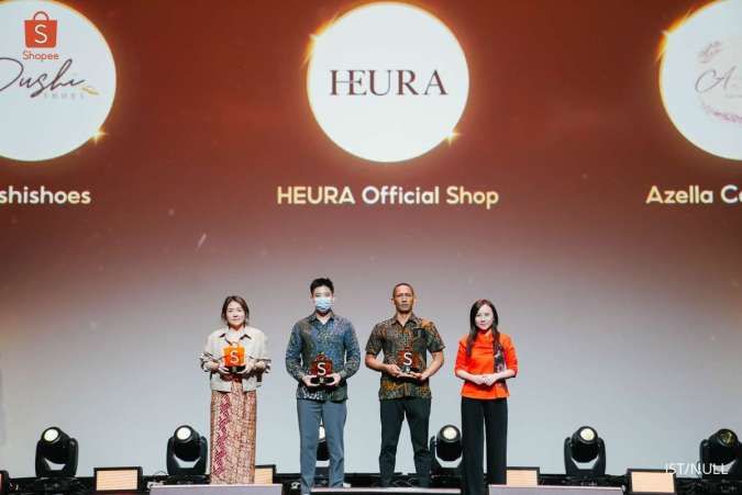 Ketiga UMKM Penerima Penghargaan dalam Shopee Super Awards 2023 (Ki-Ka: Dushishoes, Heura Official Shop, Azella Collections, Direktur Eksekutif Shopee Indonesia, Christin Djuarto)