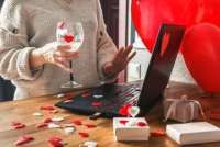 Tak Kalah Romantis, Ini 4 Ide Kencan Khusus Pasangan LDR Saat Valentine