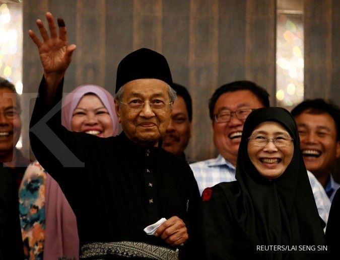 Presiden Jokowi mengucapkan selamat kepada Mahathir Mohamad