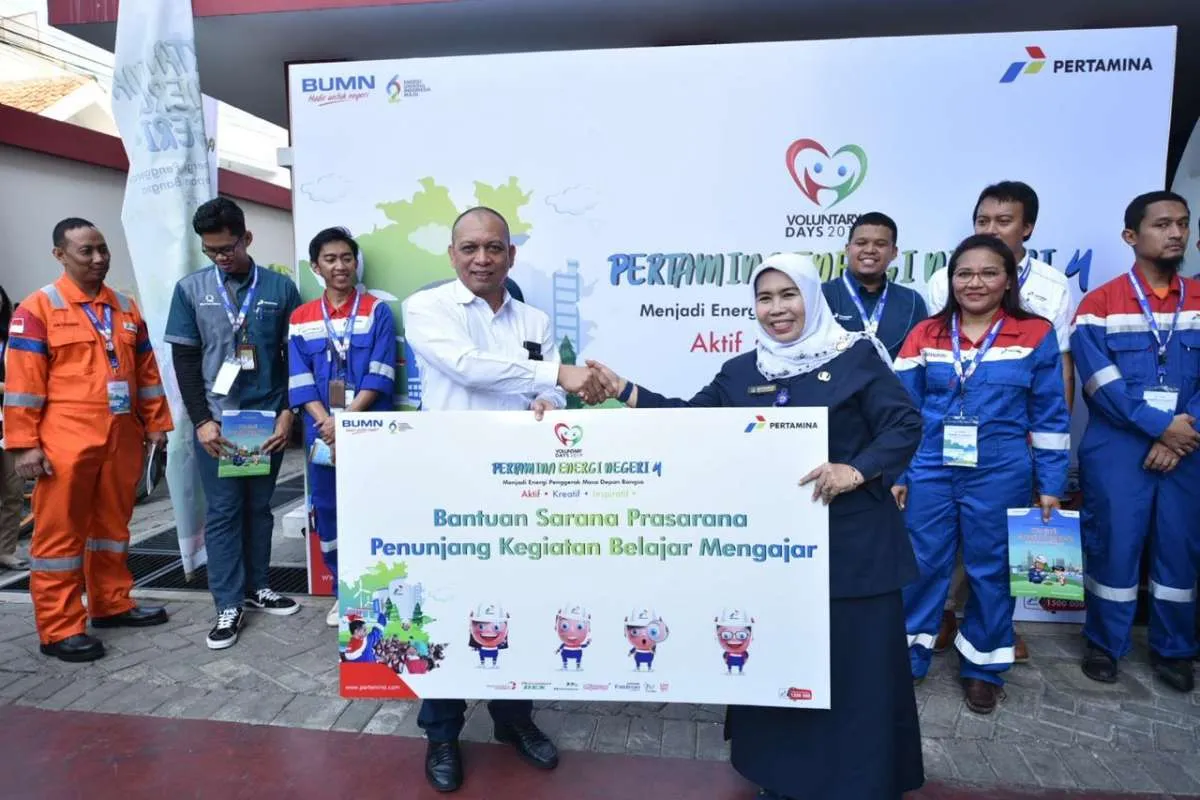 Pegawai Pertamina jadi guru sehari dan beri bantuan pendidikan untuk SD Jakarta