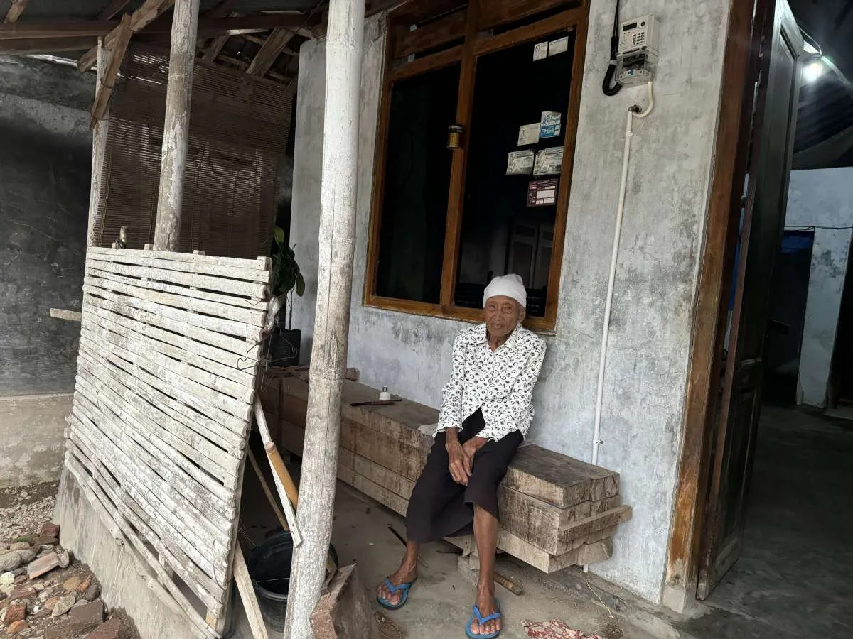 Rumah Satiyem Kini Terang Berkat Bantuan Pasang Baru Listrik