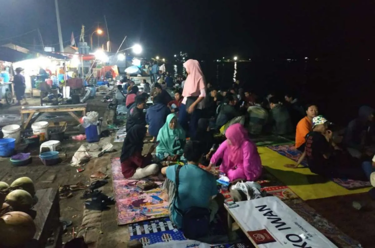 Pantai Batako, tempat pelesiran warga Labuan kala malam tiba