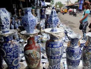 Memetik Untung dari Guci China Antik