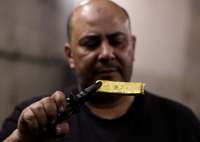 Emas Menguat Seiring Dolar Melemah dan Ketegangan Timur Tengah Terus Berlanjut