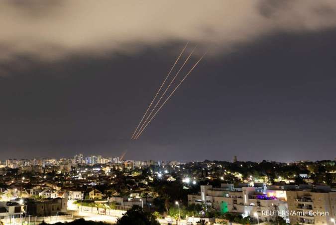 Meneropong Dampak Penyerangan Iran ke Israel Bagi Ekonomi dan Pasar Saham RI