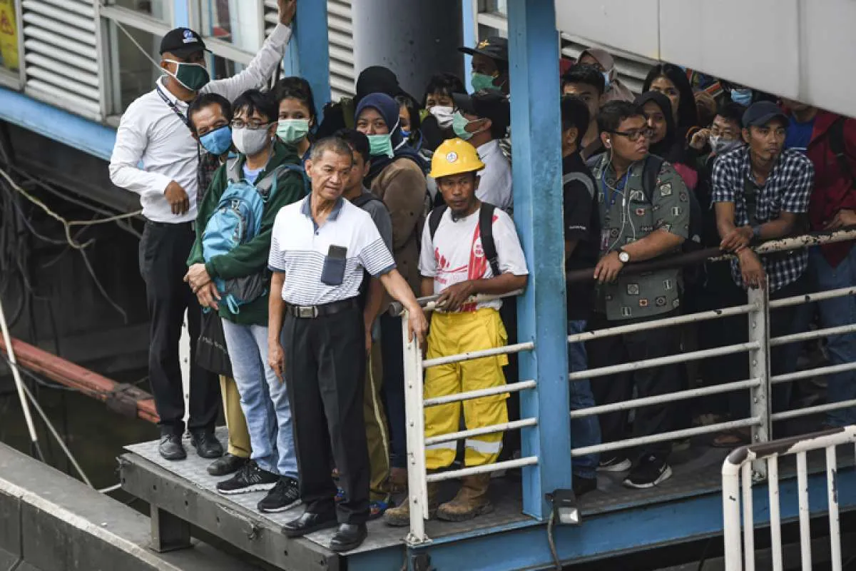 Mulai besok Anies kembalikan jam operasional Transjakarta, MRT dan LRT, tapi...