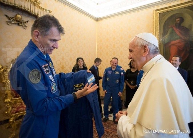 Hadiah para astronot untuk Paus Francis: seragam astronot asli 