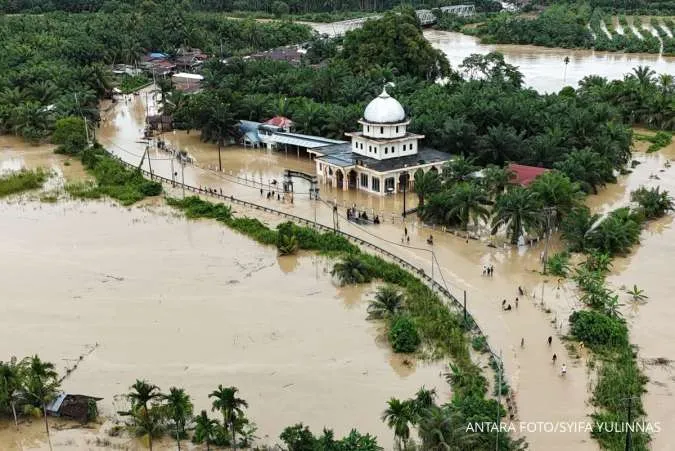 Rescuers Step Up Recovery Operations as Southeast Asia Flood Deaths Cross 160