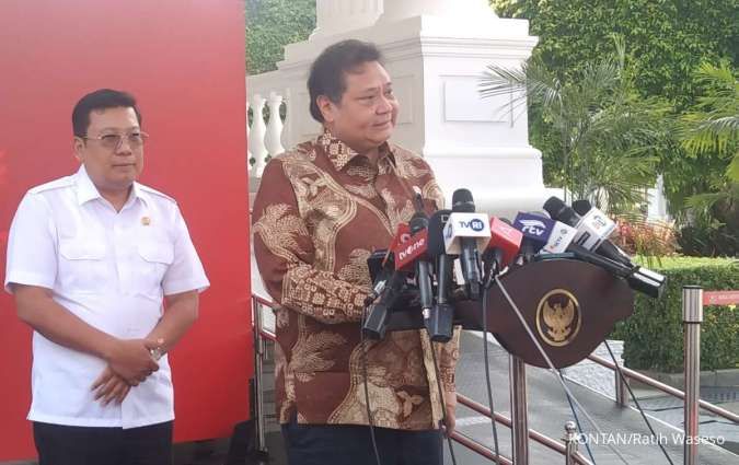 Menko Perekonomian Airlangga Hartarto bersama Kepala Bapanas Arief Prasetyo Adi