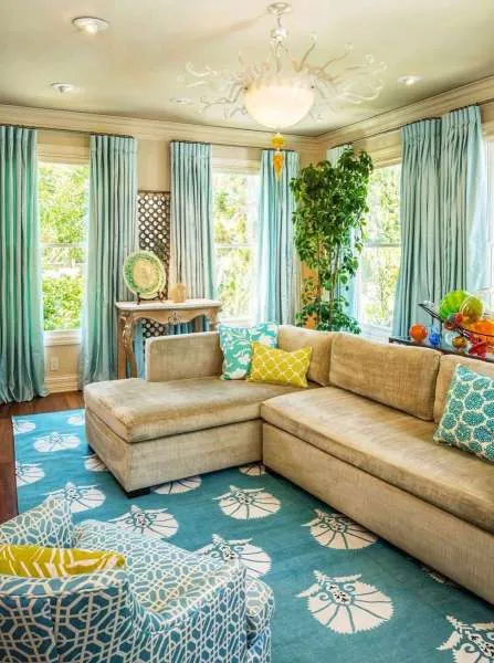 Ruang tamu hijau dengan karpet dan gorden pola