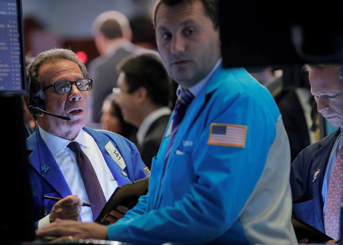 Wall Street terkoreksi tipis menjelang keputusan suku bunga The Fed