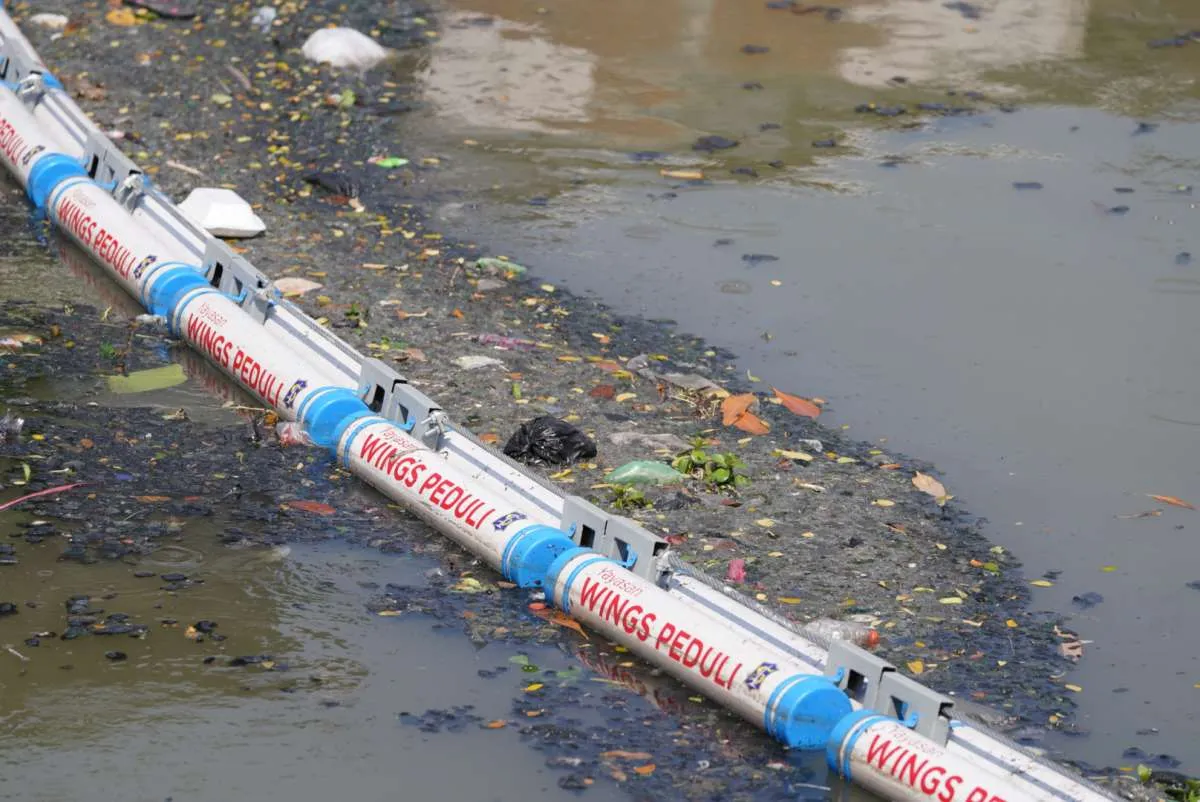 Yayasan Wings Peduli Bersama Pemkot Surabaya Lakukan Pemasangan Trash Boom di 5 Titik