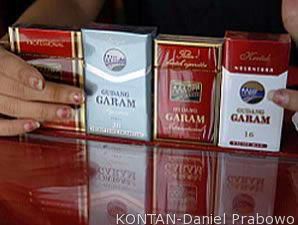 Menikmati Hasil Lintingan Rokok Gudang Garam 