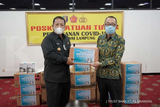 Bantu Penanganan Covid-19, J Trust Bank Serahkan Bantuan APD ke Pemprov Lampung