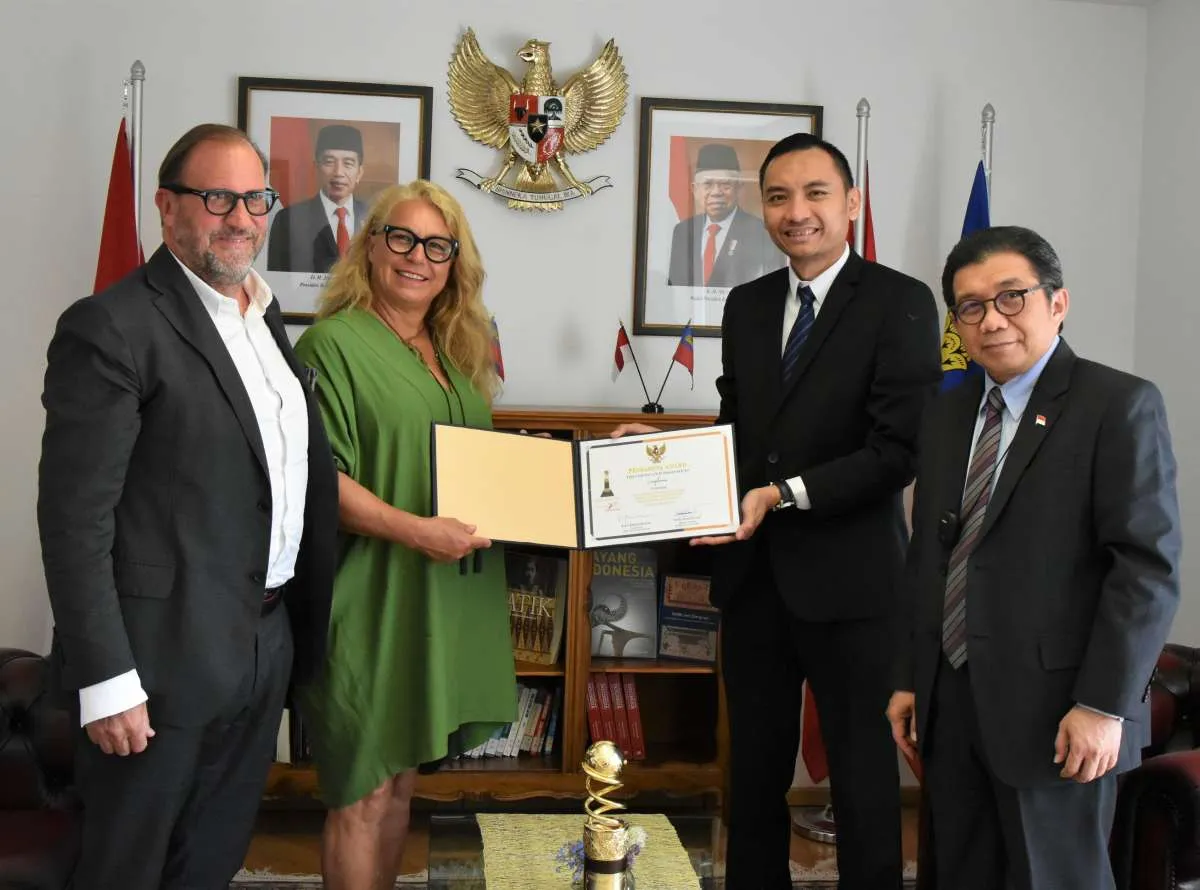 Importir Furnitur Indonesia di Swiss menerima Penghargaan Primaduta Award