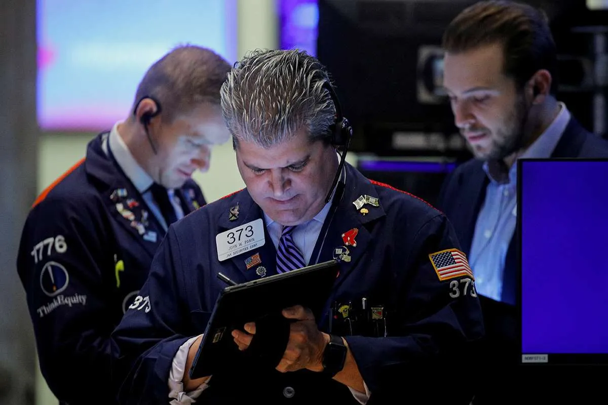 Wall Street tumbang jelang akhir pekan akibat kekhawatiran varian baru Covid-19