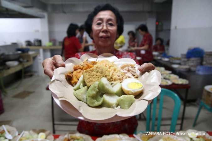 Tradisi makan lontong Cap Go Meh 