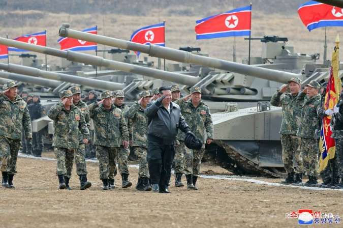 Kim Jong Un Kendarai Mobil Hadiah dari Putin untuk Awasi Latihan Perang