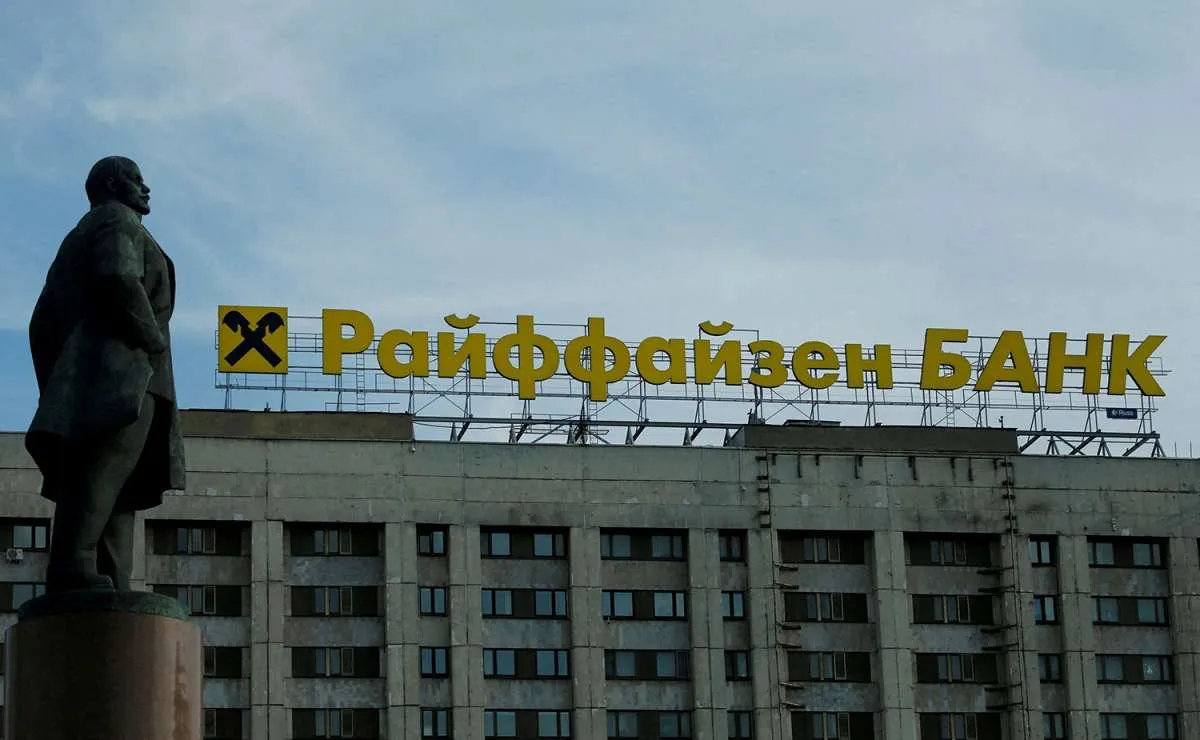 Russia Hikes Rates to Higher-than-expected 15% as Budget Pressure Tells