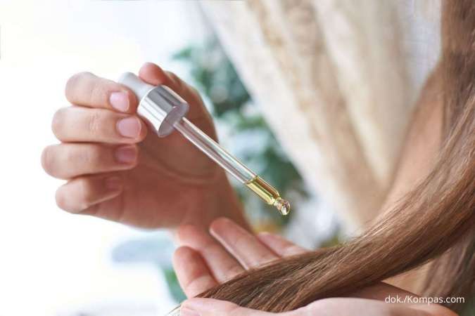 Menggunakan hair oil