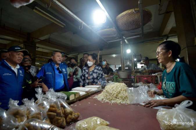 Pantau Pasar Cisalak di Depok, Jabar, Mendag Zulkifli: Harga Bapok Stabil, Stok Ada 