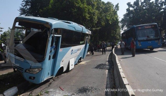 Transjakarta feeder bus overturned in S. Jakarta