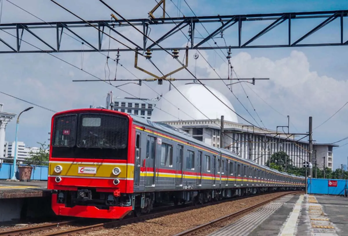 Ini alasan Luhut Panjaitan tetap izinkan KRL Jabodetabek tetap beroperasi terbatas 