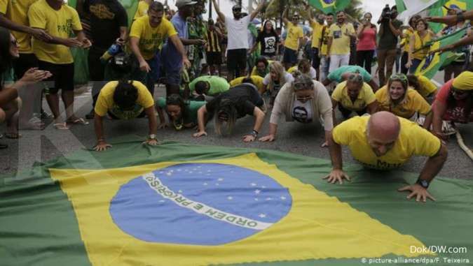 Lawan Corona dengan Push Up, Presiden Brasil Puji Kebijakannya Hadapi Wabah